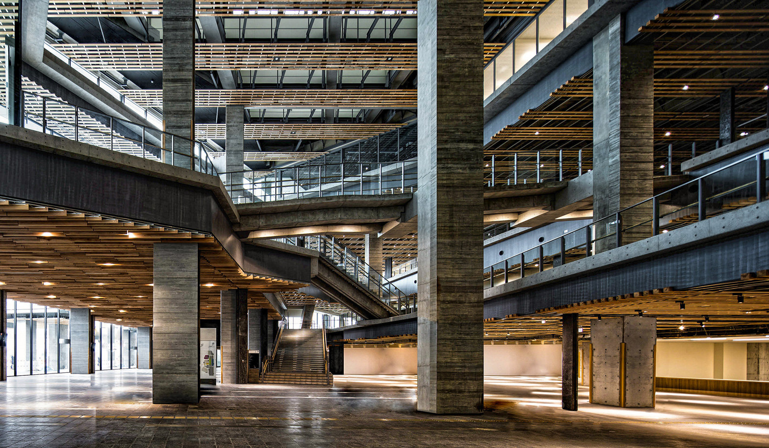 连接周围环境的动线直接贯穿内部空间：长崎县政府大楼 照片：野田东徳/ 雁光舍