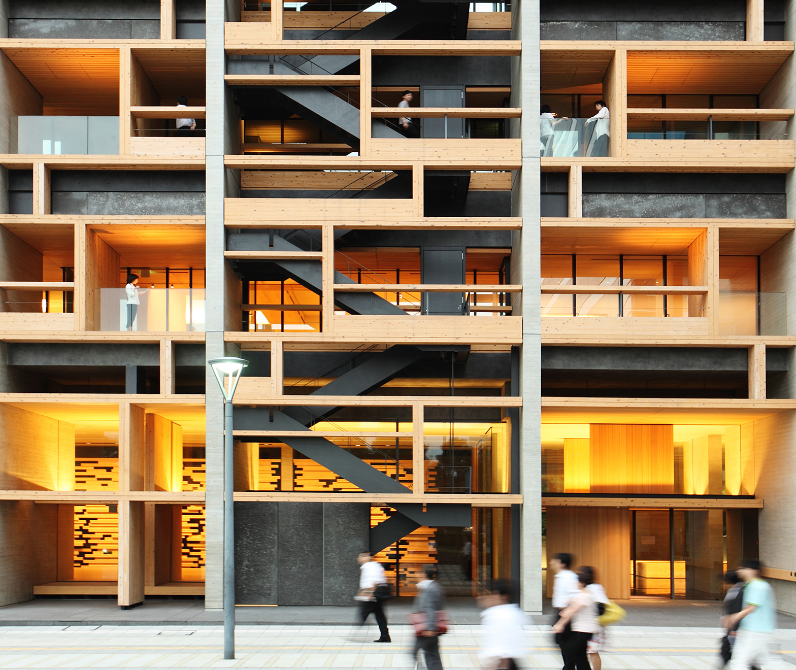 木制阳台连接内外环境：木材会馆 照片：野田东徳/ 雁光舍