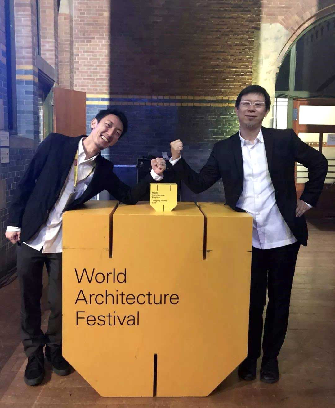项目主创设计师须贺博之、执行董事陆钟骁位于WAF颁奖现场
