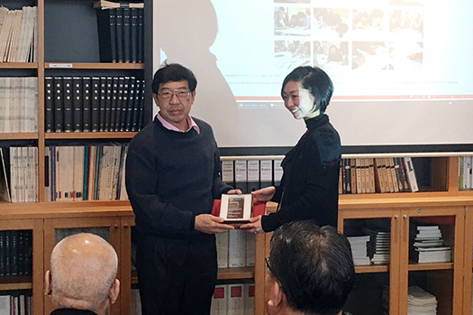 Dr.Thongchai Roachanakanan from the Association of Siamese Architects gave a certificate of appreciation and plaque to Yuka Baba who did a lecture of NIGECHIZU. 