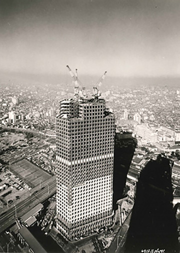 建設中の新宿住友ビル（提供：住友不動産株式会社、撮影：1972年12月14日）