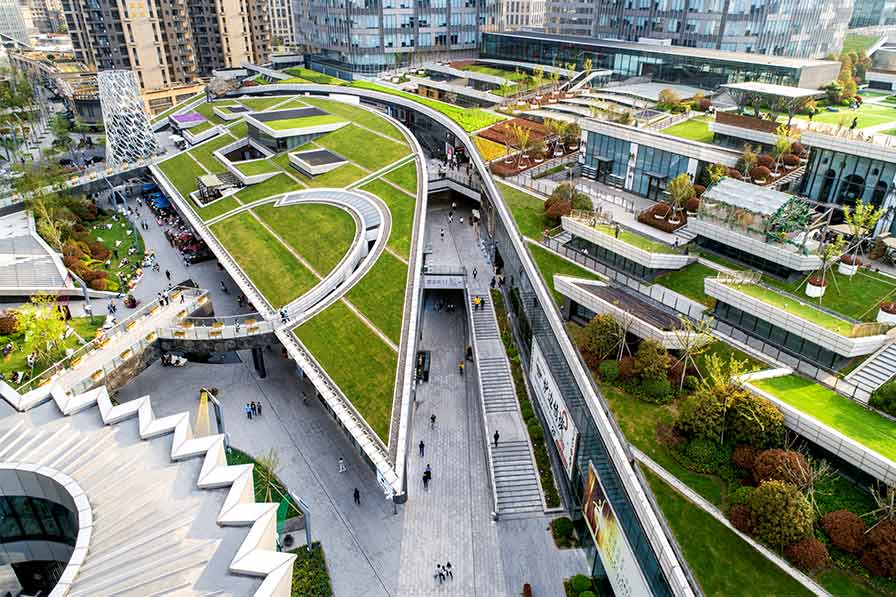 地下鉄駅と商業施設の屋上を積極的にパブリックスペースとして開放する：上海緑地中心（2017年竣工）
